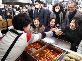 김건희 여사, 급식 봉사 대구 방문... 서문시장 방문